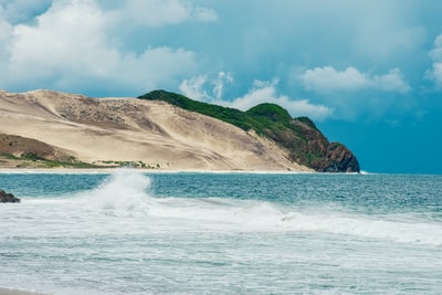 海浪撞在岸上白天
